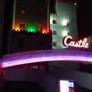 Hotel Castle （キャッスル）(高知市/ラブホテル)の写真『夜の外観③   1F駐車場入口と2F駐車場入口』by Sparkle