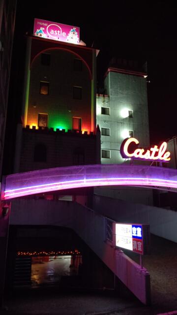 Hotel Castle （キャッスル）(高知市/ラブホテル)の写真『夜の外観③   1F駐車場入口と2F駐車場入口』by Sparkle