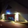 Hotel Castle （キャッスル）(高知市/ラブホテル)の写真『夜の外観④  ホテル裏側の1F駐車場入口』by Sparkle