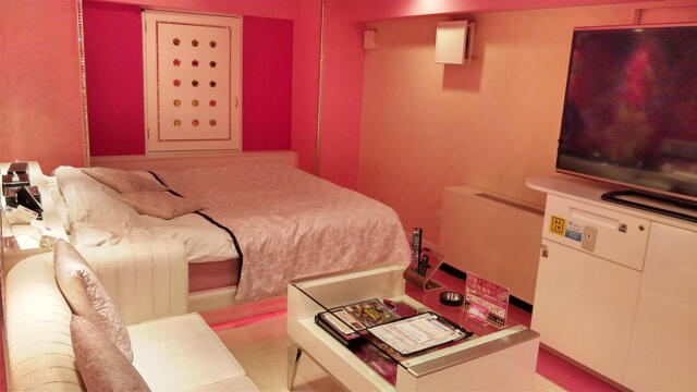 HOTEL SARA sweet（サラスイート）(墨田区/ラブホテル)の写真『202号室 ベッド周辺（３）』by 午前３時のティッシュタイム