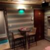 HOTEL 絆（きずな）(台東区/ラブホテル)の写真『406号室のテーブルと椅子』by Scofield