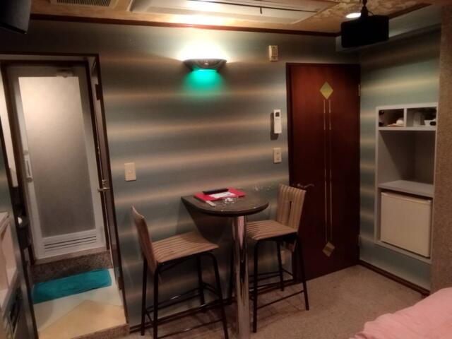 HOTEL 絆（きずな）(台東区/ラブホテル)の写真『406号室のテーブルと椅子』by Scofield