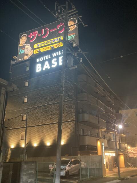 HOTEL WILL BASE鶴見 (ウィルベイスツルミ)(横浜市鶴見区/ラブホテル)の写真『夜の外観』by まさおJリーグカレーよ