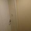 RAMSES Classic(豊島区/ラブホテル)の写真『705号室（玄関。正面引き戸の奥が部屋。左手がトイレ）』by 格付屋