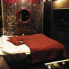 HOTEL SARA sweet（サラスイート）(墨田区/ラブホテル)の写真『201号室 ベッド周辺（３）』by 午前３時のティッシュタイム