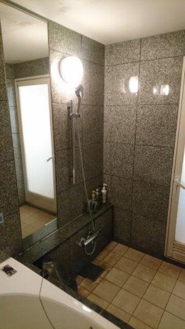 RAMSES Classic(豊島区/ラブホテル)の写真『605号室（浴室奥からシャワー部分）』by 格付屋