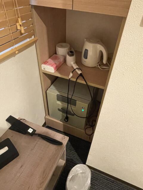 HOTEL Plaisir Akihabara(ホテルプレジール秋葉原)(千代田区/ラブホテル)の写真『402号室　冷蔵庫、ポット、備品』by ヒロHIROヒロ