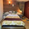 HOTEL MANOA GARDEN（マノアガーデン）(武雄市/ラブホテル)の写真『112号室のベッド。奥にトイレ、洗面台と浴室がある。よく整備されている。』by 猫饅頭