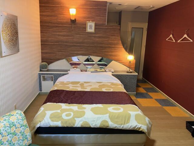 HOTEL MANOA GARDEN（マノアガーデン）(武雄市/ラブホテル)の写真『112号室のベッド。奥にトイレ、洗面台と浴室がある。よく整備されている。』by 猫饅頭