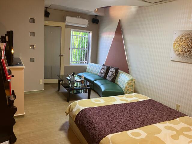 HOTEL MANOA GARDEN（マノアガーデン）(武雄市/ラブホテル)の写真『112号室の全景。中央にベッド、窓側にソファ、そして、左側が入口』by 猫饅頭