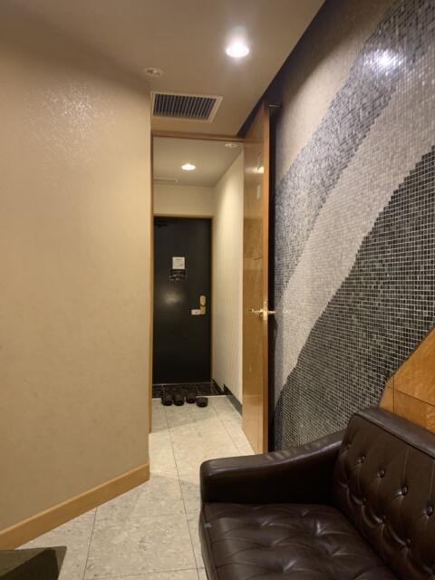ホテルen(エン)(豊島区/ラブホテル)の写真『502号室　室内から玄関側を臨む。』by 東京都