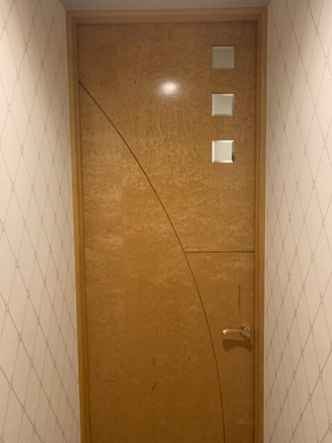 ホテルen(エン)(豊島区/ラブホテル)の写真『502号室　玄関から室内への扉』by 東京都