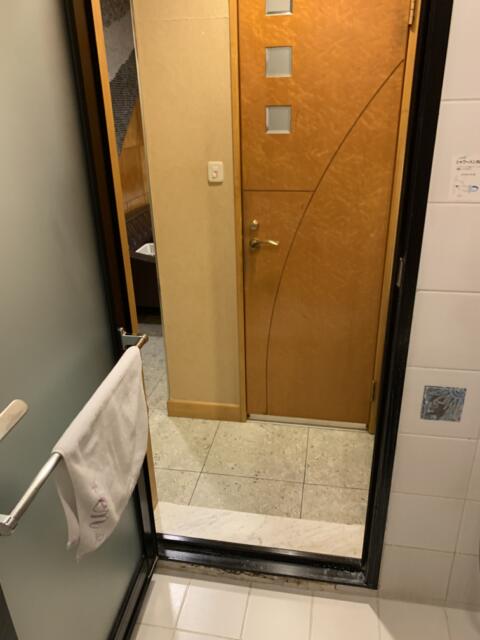 ホテルen(エン)(豊島区/ラブホテル)の写真『502号室　浴室から洗面台側を臨む。』by 東京都