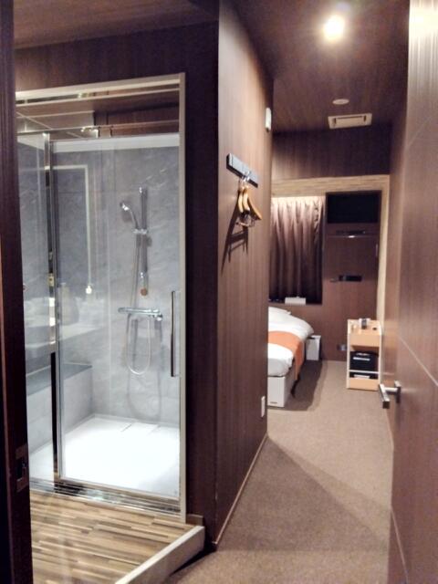 FABULOUS(ファビュラス)(立川市/ラブホテル)の写真『402号室（内扉内）左にトイレ、洗面、シャワー』by ＪＷ