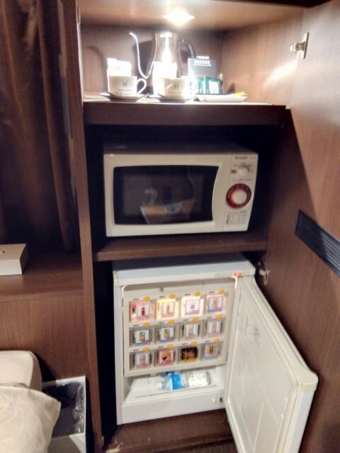 FABULOUS(ファビュラス)(立川市/ラブホテル)の写真『402号室ベッド横（電子レンジ、販売冷蔵庫）』by ＪＷ