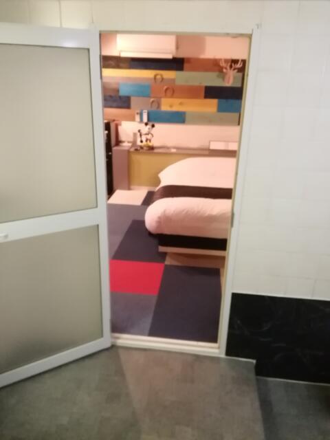 HOTEL SUZUKAKE（スズカケ）(宮古市/ラブホテル)の写真『210号室、浴室からの部屋です。(23,8)』by キジ
