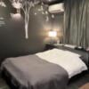 ハイビスカス リゾート&ビジネス(小山市/ラブホテル)の写真『103号室、ベッド周辺』by hane