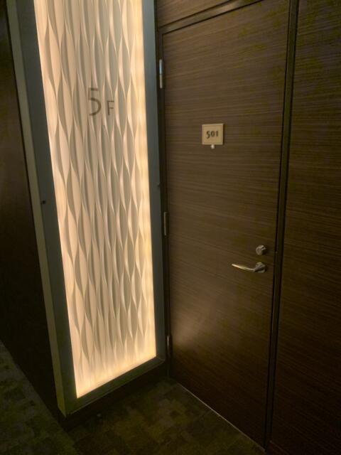 HOTEL ROY（ロイ）(横浜市南区/ラブホテル)の写真『501号室　部屋前』by 東京都