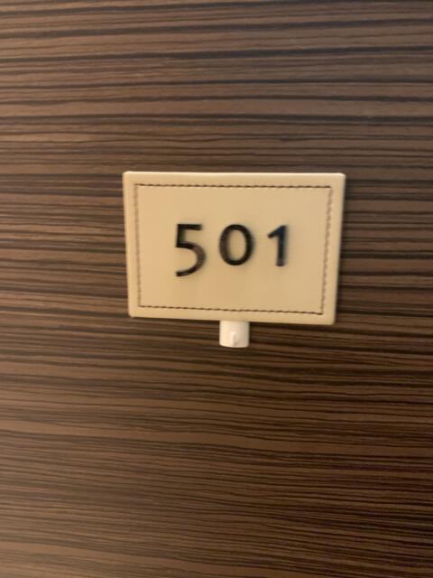 HOTEL ROY（ロイ）(横浜市南区/ラブホテル)の写真『501号室　部屋番号表示』by 東京都