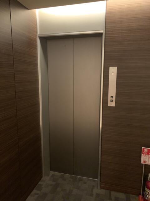 HOTEL ROY（ロイ）(横浜市南区/ラブホテル)の写真『5階エレベーター前』by 東京都