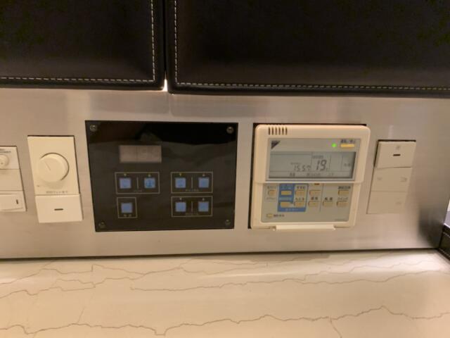 HOTEL ROY（ロイ）(横浜市南区/ラブホテル)の写真『501号室　ベッド上照明とエアコン操作盤』by 東京都