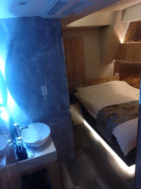 Bella ホテル (ベラホテル)(豊島区/ラブホテル)の写真『402号室　洗面とベッドを入口から撮る』by beat takeshi