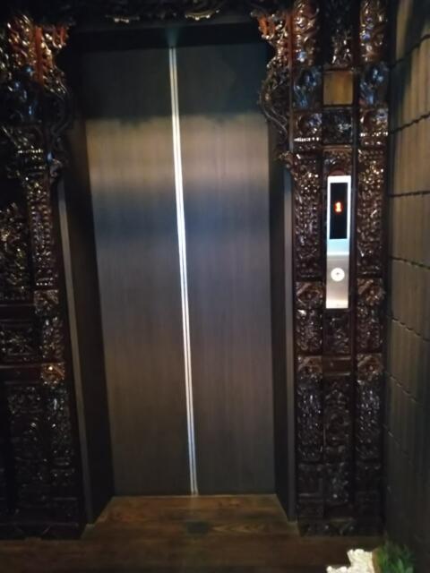 HOTEL COCO BALI（ココバリ）(渋谷区/ラブホテル)の写真『１階エレベーター前』by なめろう