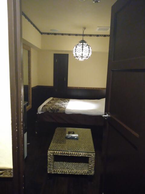 HOTEL COCO BALI（ココバリ）(渋谷区/ラブホテル)の写真『403号室 部屋への扉を開けた景色』by なめろう
