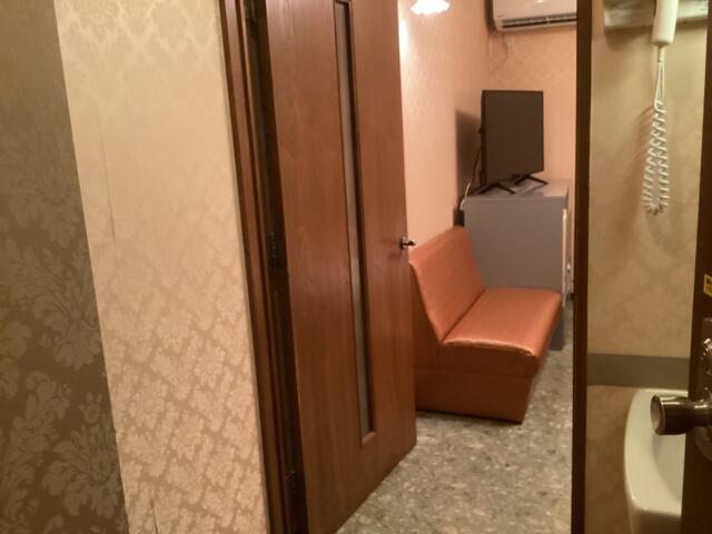 ホテルシティ(立川市/ラブホテル)の写真『502号室 前室から見た室内』by ACB48