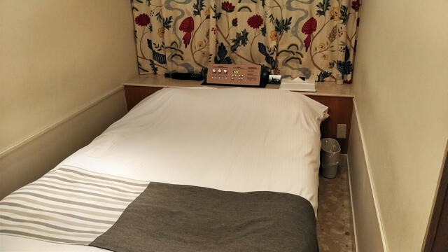 ホテル クレスト　錦糸町(墨田区/ラブホテル)の写真『403号室 ベッド周辺（４）』by 午前３時のティッシュタイム