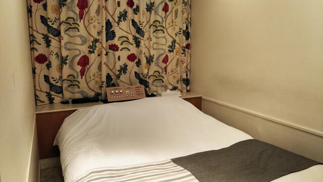 ホテル クレスト　錦糸町(墨田区/ラブホテル)の写真『403号室 ベッド周辺（３）』by 午前３時のティッシュタイム