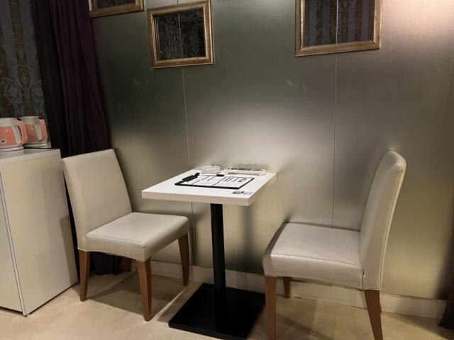 HOTEL SIX（ホテルシックス）(大阪市/ラブホテル)の写真『203号室　テーブルと椅子』by 神戸のりんごちゃん