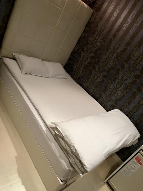 HOTEL SIX（ホテルシックス）(大阪市/ラブホテル)の写真『203号室　ベッド②』by 神戸のりんごちゃん