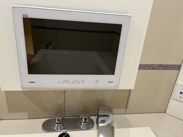 ホテル ウォーターゲート浜松(浜松市/ラブホテル)の写真『311号室　浴室TV』by ま〜も〜る〜