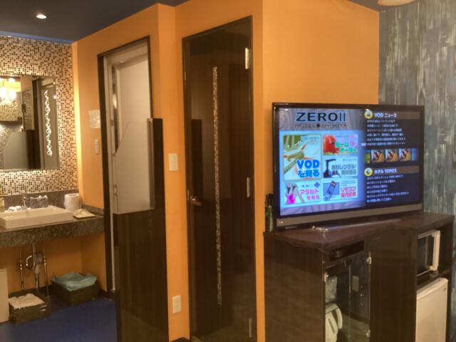 ホテル ZERO Ⅱ’(渋谷区/ラブホテル)の写真『214号室 ベッドから見た室内』by ACB48