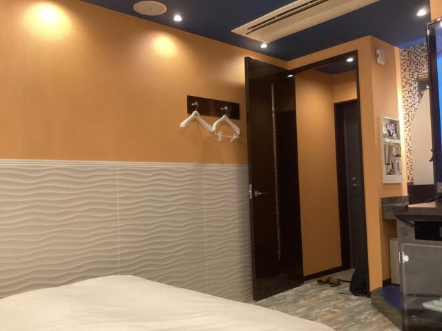 ホテル ZERO Ⅱ’(渋谷区/ラブホテル)の写真『214号室 ソファから見た室内』by ACB48