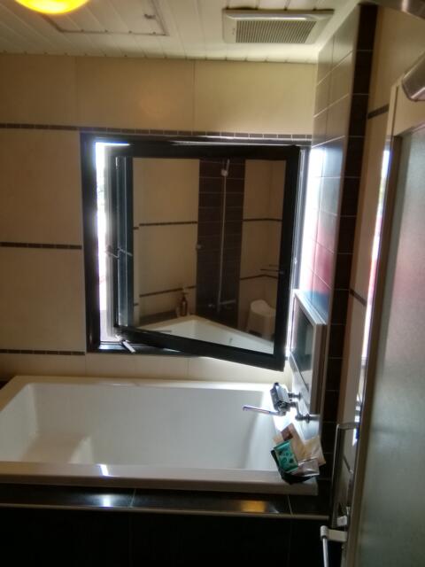 HOTEL CUE　町田(町田市/ラブホテル)の写真『307号室、浴室窓が開きます。(23,8)』by キジ