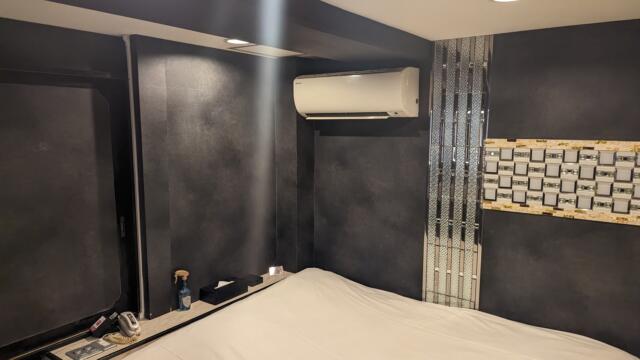 池袋パークサイドホテル(豊島区/ラブホテル)の写真『404号室 ベッド周辺』by クワッグ