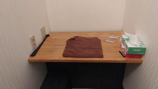 レンタルルーム ROOMS(新宿区/ラブホテル)の写真『11号室 ベッド脇テーブル』by _Yama