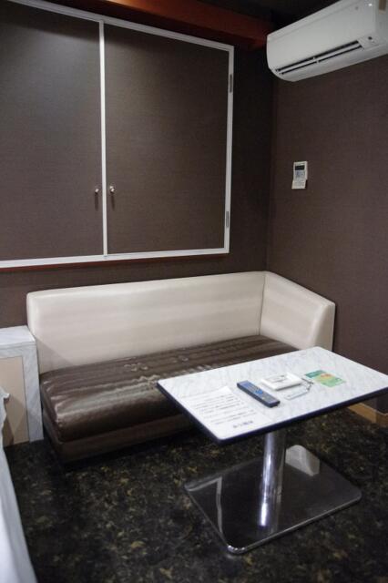 HOTEL STATION スクエア(台東区/ラブホテル)の写真『505号室　ソファーとテーブル』by マーケンワン