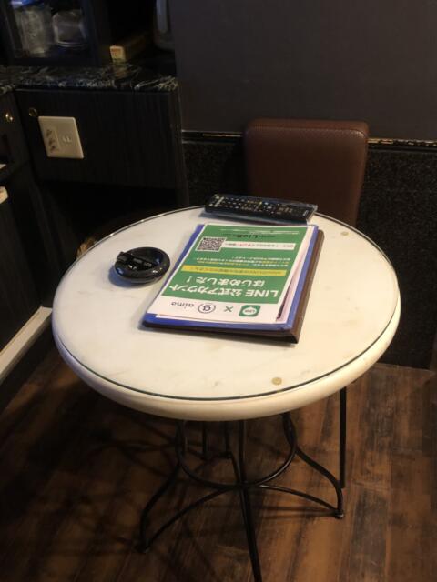 HOTEL LioS(リオス) 五反田(品川区/ラブホテル)の写真『205号室　テーブルと椅子』by サトナカ