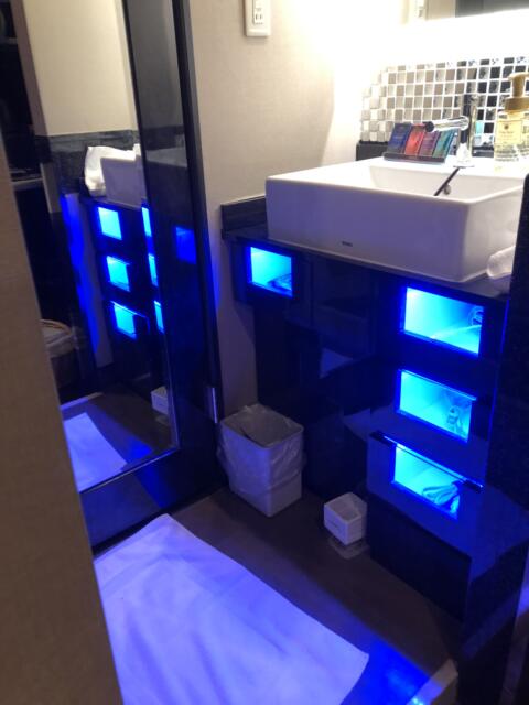 HOTEL LioS(リオス) 五反田(品川区/ラブホテル)の写真『205号室　洗面コーナー照明』by サトナカ