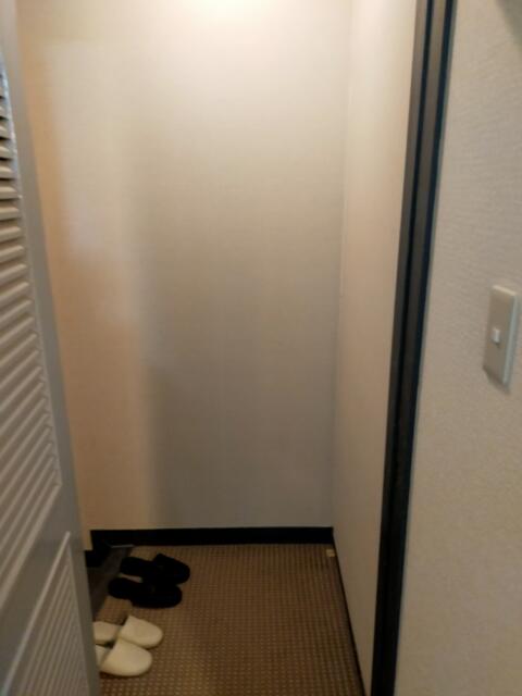 ホテル・アイ(長野市/ラブホテル)の写真『１０２号室、出入り口ドア付近』by kitami