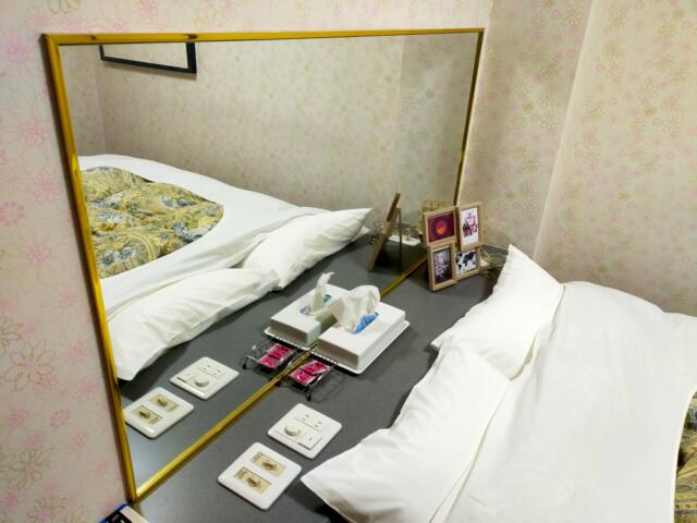 ホテル・アイ(長野市/ラブホテル)の写真『１０２号室、ベッド周辺』by kitami