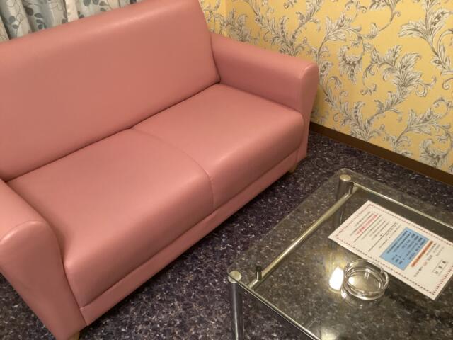 ホテルシティ(立川市/ラブホテル)の写真『101号室 テーブル、ソファ』by ACB48