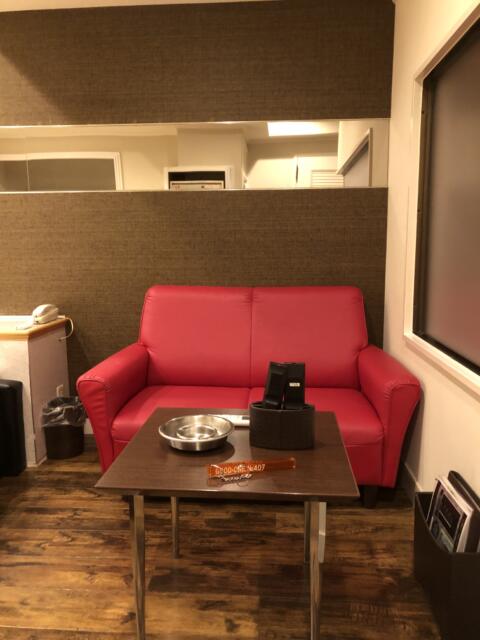 ホテル グッドワン(さいたま市大宮区/ラブホテル)の写真『407号室 テーブルと椅子』by サトナカ