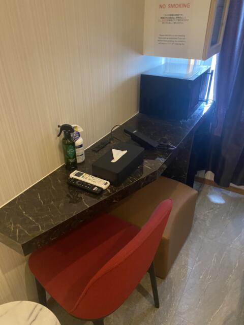 HOTEL MOND　大宮(さいたま市大宮区/ラブホテル)の写真『A402号室(机、イス)』by こねほ