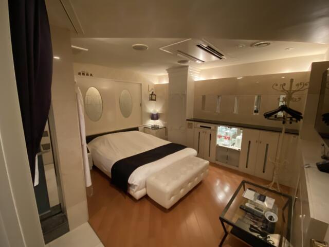 HOTEL STELLATE(ステラート)(新宿区/ラブホテル)の写真『402号室、部屋の入口から全景』by トマトなす