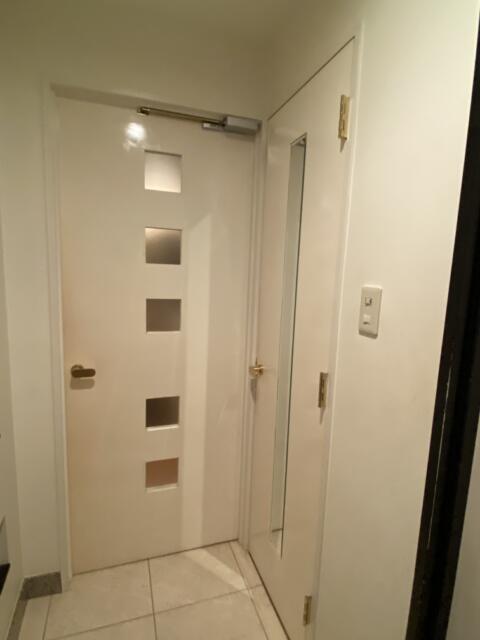 HOTEL STELLATE(ステラート)(新宿区/ラブホテル)の写真『402号室、玄関から右はトイレ』by トマトなす