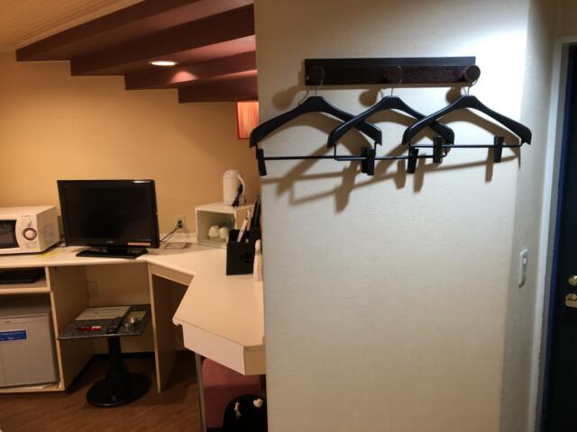 HOTEL アムール(台東区/ラブホテル)の写真『202号室　ハンガーもあるよ』by みこすりはん